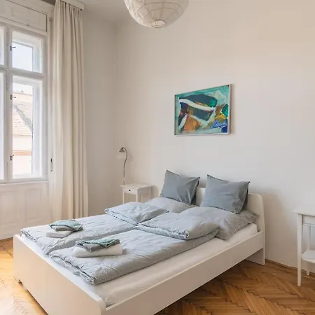 Sunny, Airy, Artsy & Authentic Loft With Balcony Lejlighed *