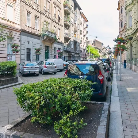 Sunny, Airy, Artsy & Authentic Loft With Balcony Apartment *