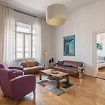Sunny, Airy, Artsy & Authentic Loft With Balcony *