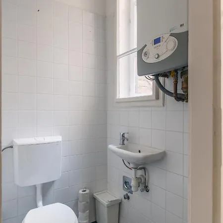 Sunny, Airy, Artsy & Authentic Loft With Balcony * Budapeşte