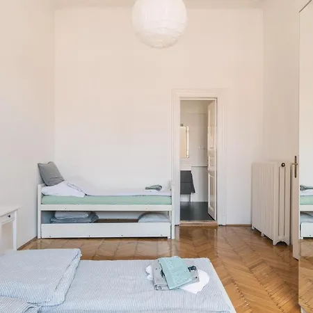 Sunny, Airy, Artsy & Authentic Loft With Balcony * Budapeşte