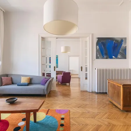 Sunny, Airy, Artsy & Authentic Loft With Balcony Budapest