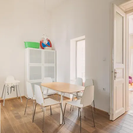Daire Sunny, Airy, Artsy & Authentic Loft With Balcony Budapeşte