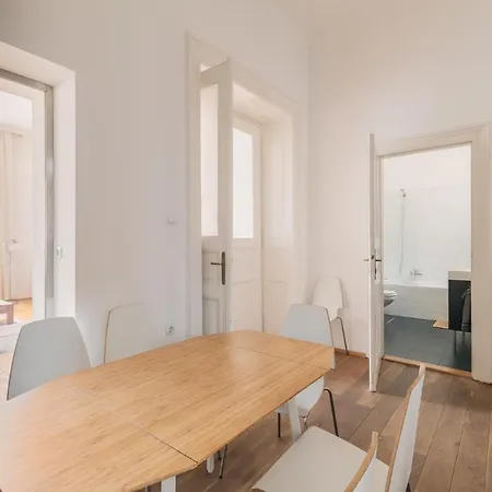 Sunny, Airy, Artsy & Authentic Loft With Balcony * Budapeşte