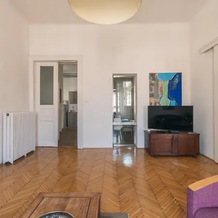 Sunny, Airy, Artsy & Authentic Loft With Balcony Budapeşte