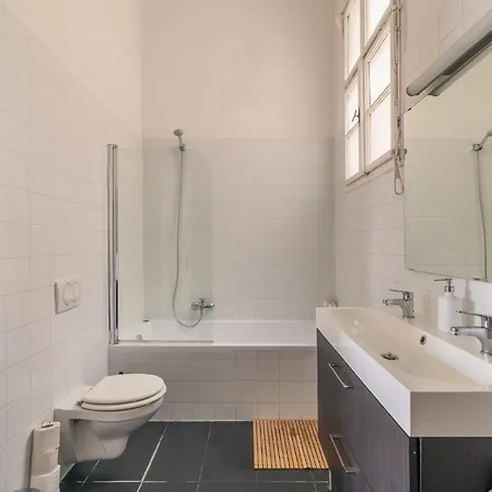 Sunny, Airy, Artsy & Authentic Loft With Balcony Budapeşte