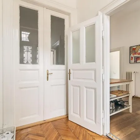 Sunny, Airy, Artsy & Authentic Loft With Balcony Budapeşte