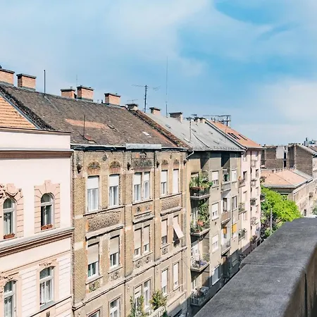 Sunny, Airy, Artsy & Authentic Loft With Balcony