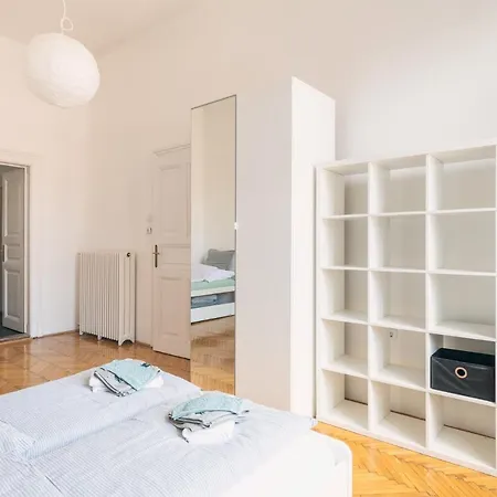 Sunny, Airy, Artsy & Authentic Loft With Balcony * Budapeşte