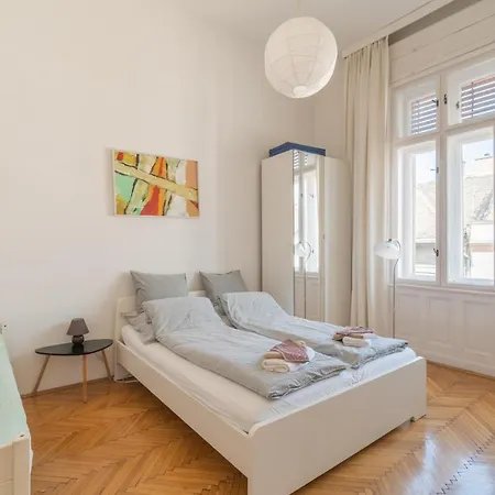 Sunny, Airy, Artsy & Authentic Loft With Balcony Daire