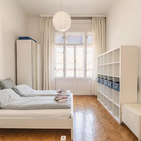 Daire Sunny, Airy, Artsy & Authentic Loft With Balcony *