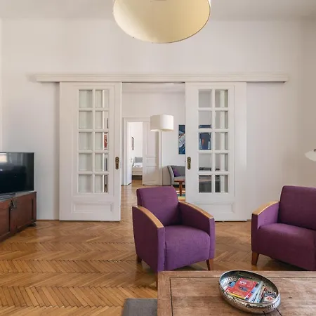 Daire Sunny, Airy, Artsy & Authentic Loft With Balcony *