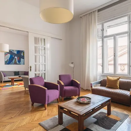 Daire Sunny, Airy, Artsy & Authentic Loft With Balcony Budapeşte