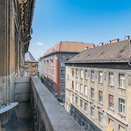 Sunny, Airy, Artsy & Authentic Loft With Balcony Daire