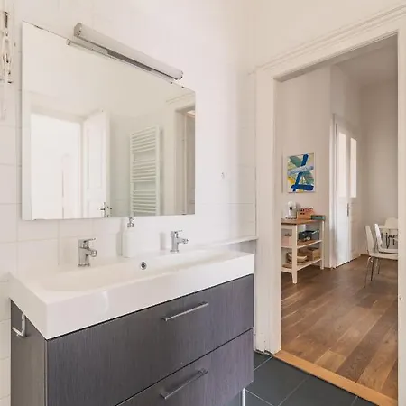 Sunny, Airy, Artsy & Authentic Loft With Balcony Daire