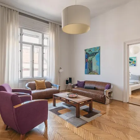 Sunny, Airy, Artsy & Authentic Loft With Balcony *