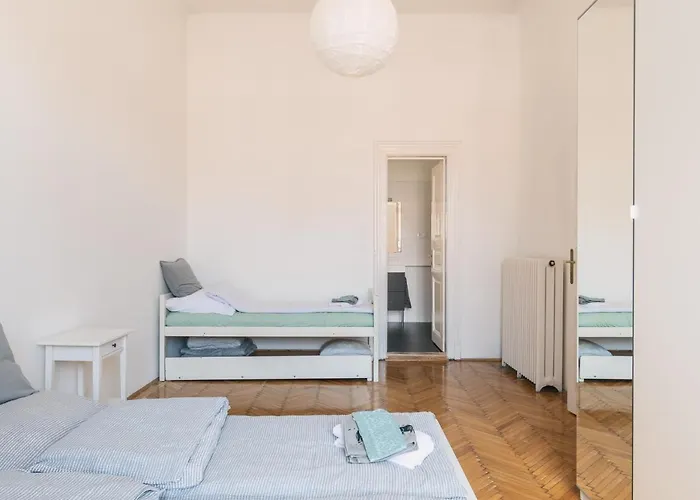 Sunny, Airy, Artsy & Authentic Loft With Balcony * Budapesta
