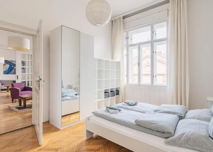 Sunny, Airy, Artsy & Authentic Loft With Balcony Budapest