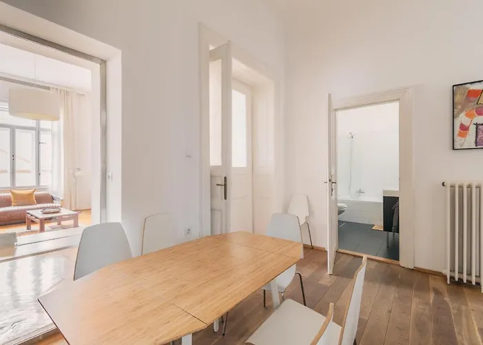 Sunny, Airy, Artsy & Authentic Loft With Balcony * Budapest