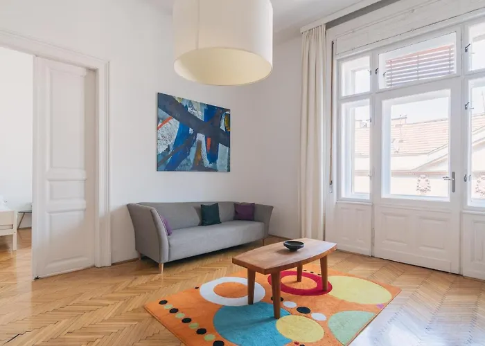 Sunny, Airy, Artsy & Authentic Loft With Balcony
