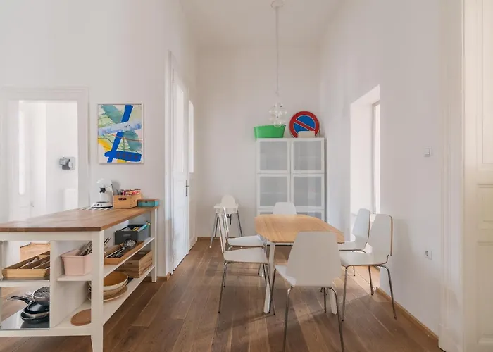 Sunny, Airy, Artsy & Authentic Loft With Balcony * Budapest