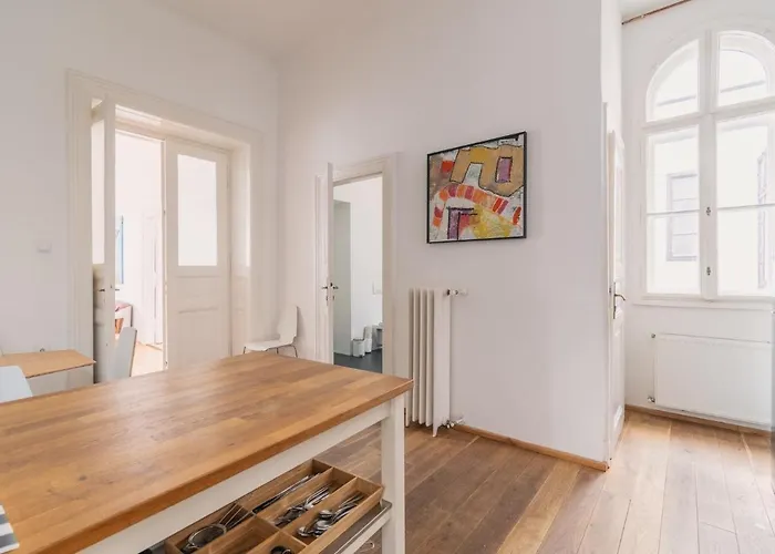 Sunny, Airy, Artsy & Authentic Loft With Balcony Budapesta