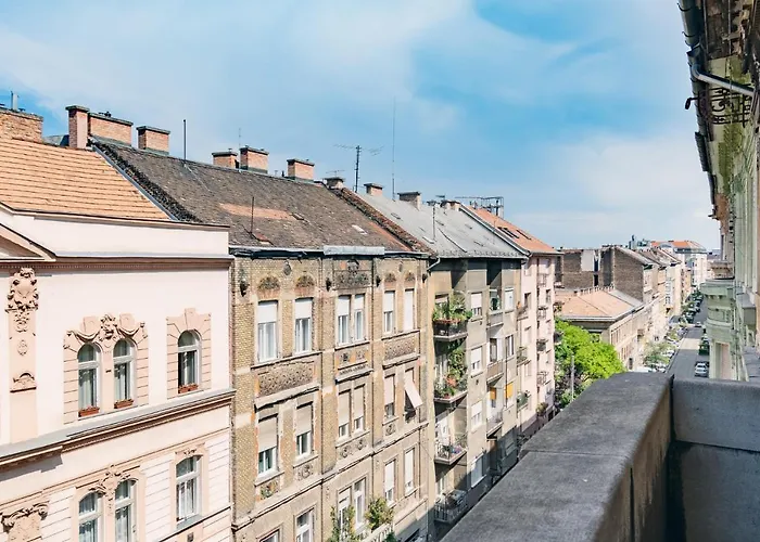 Sunny, Airy, Artsy & Authentic Loft With Balcony