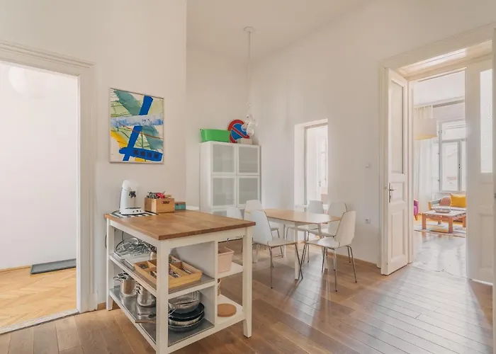 Lägenhet Sunny, Airy, Artsy & Authentic Loft With Balcony