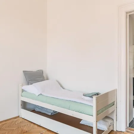 Апартаменты Sunny, Airy, Artsy & Authentic Loft With Balcony