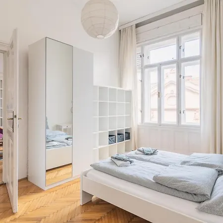 Sunny, Airy, Artsy & Authentic Loft With Balcony Будапешт