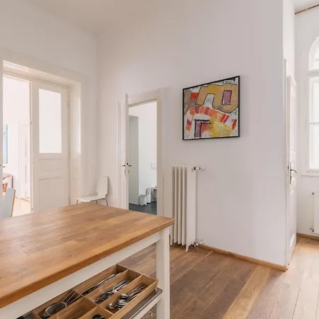Sunny, Airy, Artsy & Authentic Loft With Balcony Будапешт